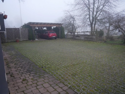 Parklätze und Carport