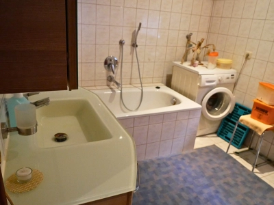 Bad mit Wanne Erdgeschoss