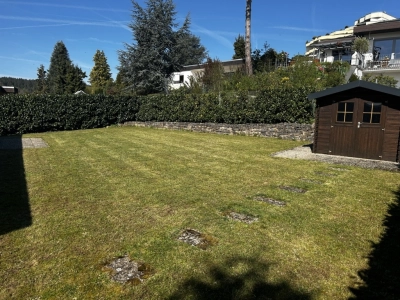 Garten mit Gartenhaus hinter dem Haus