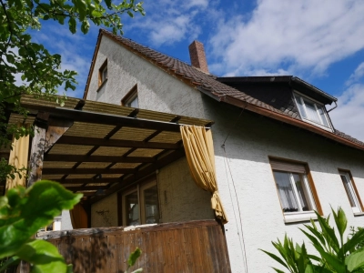 Seitenansicht mit Terrassenüberdachung