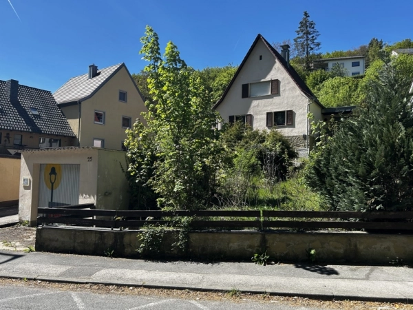 Straßenansicht mit Garage