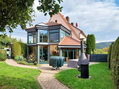 Zusätzlich zu dem Gewerbeanwesen kann ein Wohnhaus in direkter Nachbarschaft erworben werden.