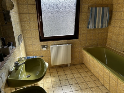 Bad mit Badewanne und Dusche
